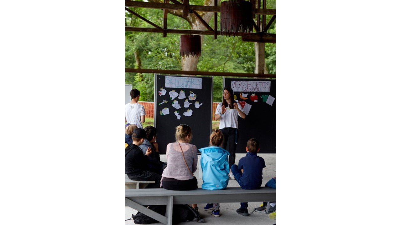 Wasser - Studentin im Dialog mit Schulklasse