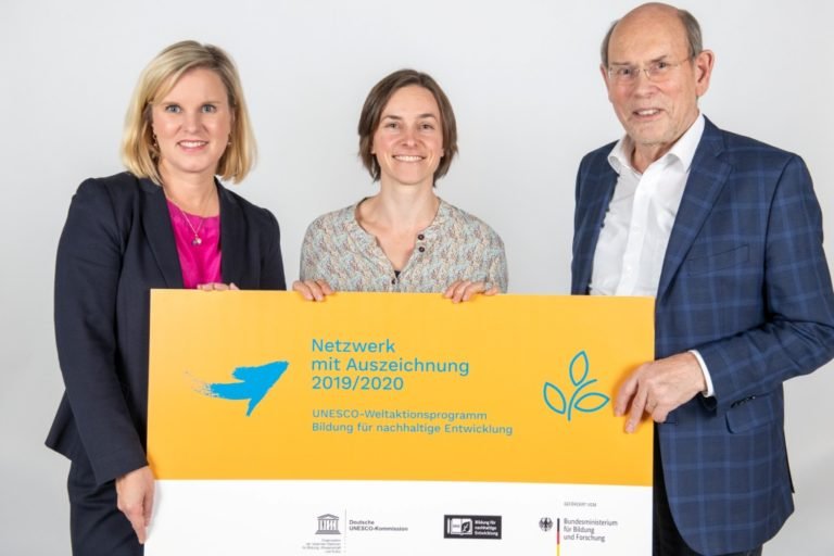 20.11.2019 Berlin: Auszeichnung von Bildungsinitiativen für nachhaltige Entwicklung – Kategorie Netzwerk – durch die Deutsche UNESCO-Kommission (DUK) und des Bundesministeriums für Bildung und Forschung im Futurium Berlin. Im Bild: v.l. Dr. Catrin Hannken (BMBF), Barbara Ehrensberger (Eine Welt Forum Freiburg e.V.), Minister a.D. Walter Hirche (Internationaler Berater der Nationalen Plattform BNE, DUK). Foto: DUK/Thomas Müller