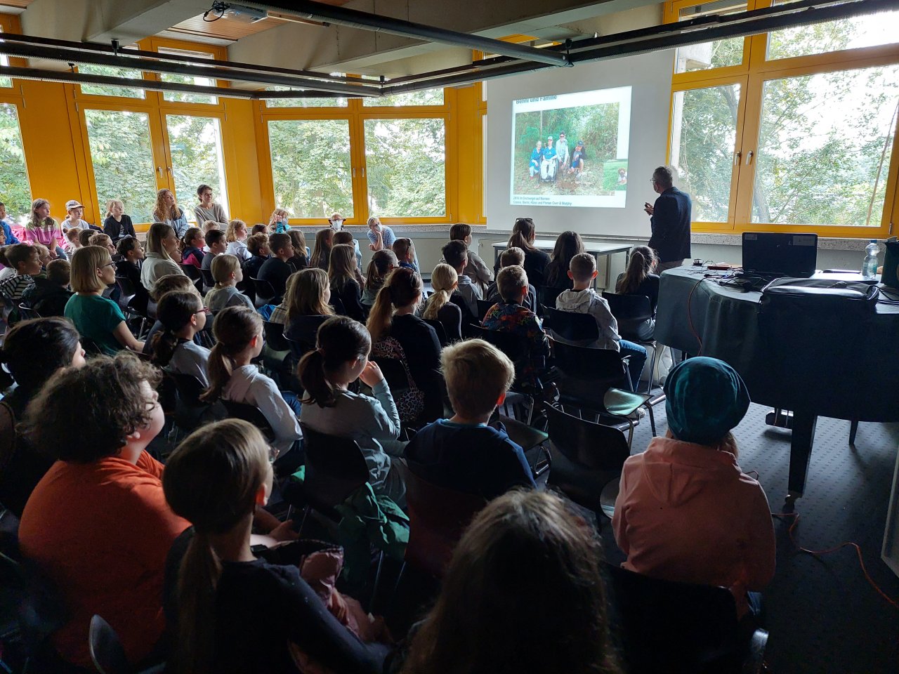 Spannender und ergreifender Vortrag von Klaus Over über die Bedeutung und Situation der Regenwälder und Orang Utans in Südostasien