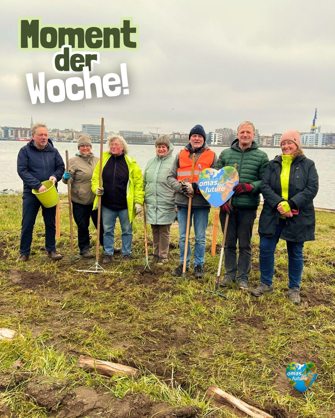 Die Omas Future aus Rostock zusammen mit BUND-Unterstützerinnen beim Anlegen einer Blütenwiese in Rostock-Gelsdorf.