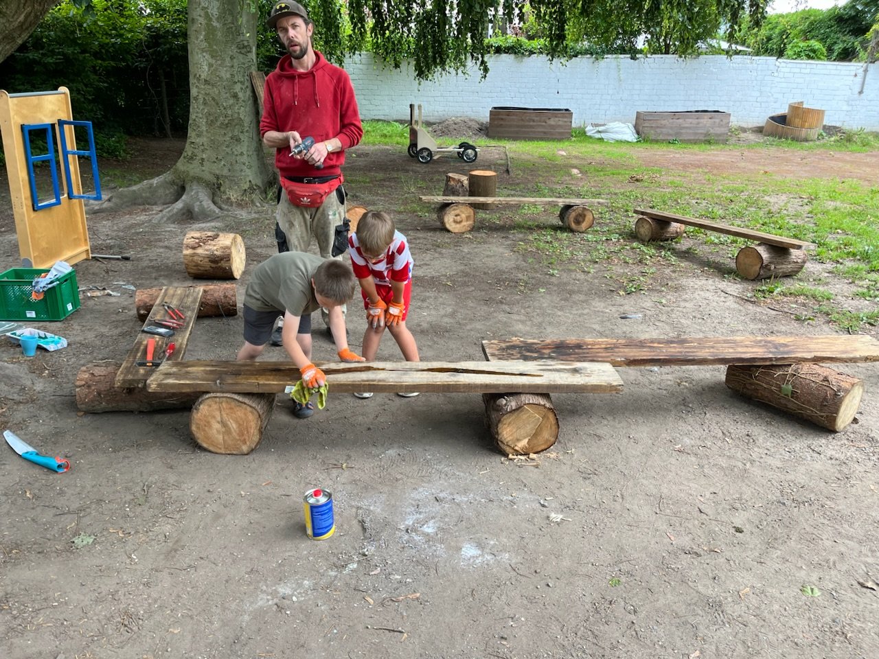 Wir bauen eine Outdoor Schulklasse aus Natur- und Upcycling-Matetrialien mit Kinderen einer OGS Ferienfreizeit