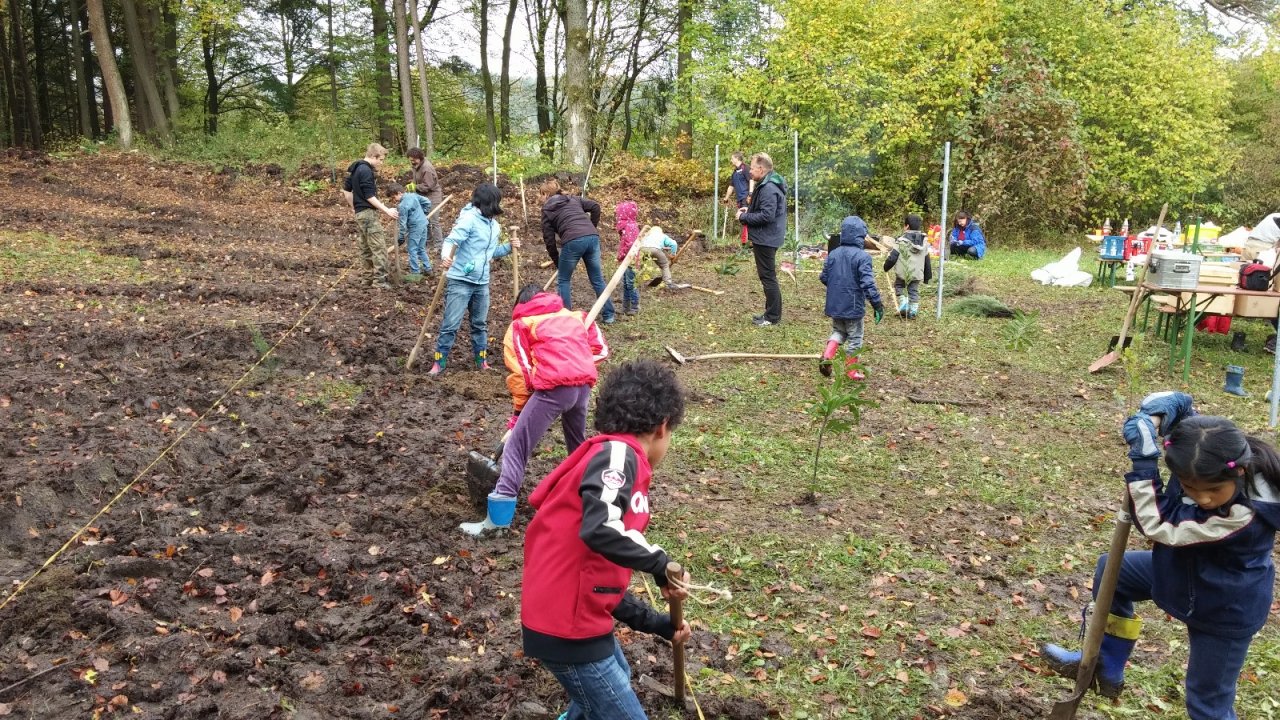 Baumpflanzaktion mit vielen motivierten Kindern in Zusammenarbeit mit dem Kinder- und Jugendmuseum