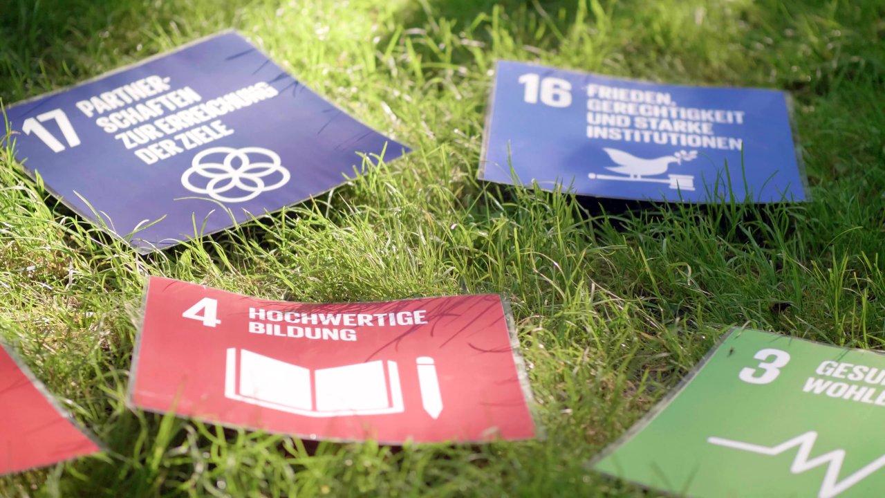 Leitgedanke des ÖBZ ist Bildung für nachhaltige Entwicklung. Einen Orientierungsrahmen für Nachhaltigkeitsdiskurse bieten die SDGs.