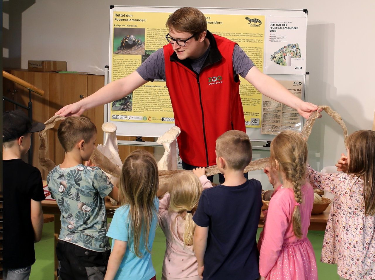 Zoopädagoge zeigt Schlangenhaut