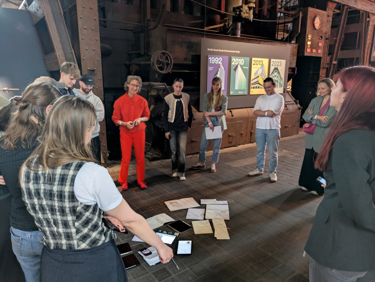 Prof.in M.-E. Wachs mit Studierenden Red Dot Design Museum Essen Zeche Zollverein - Exercise kulturelles Erbe 