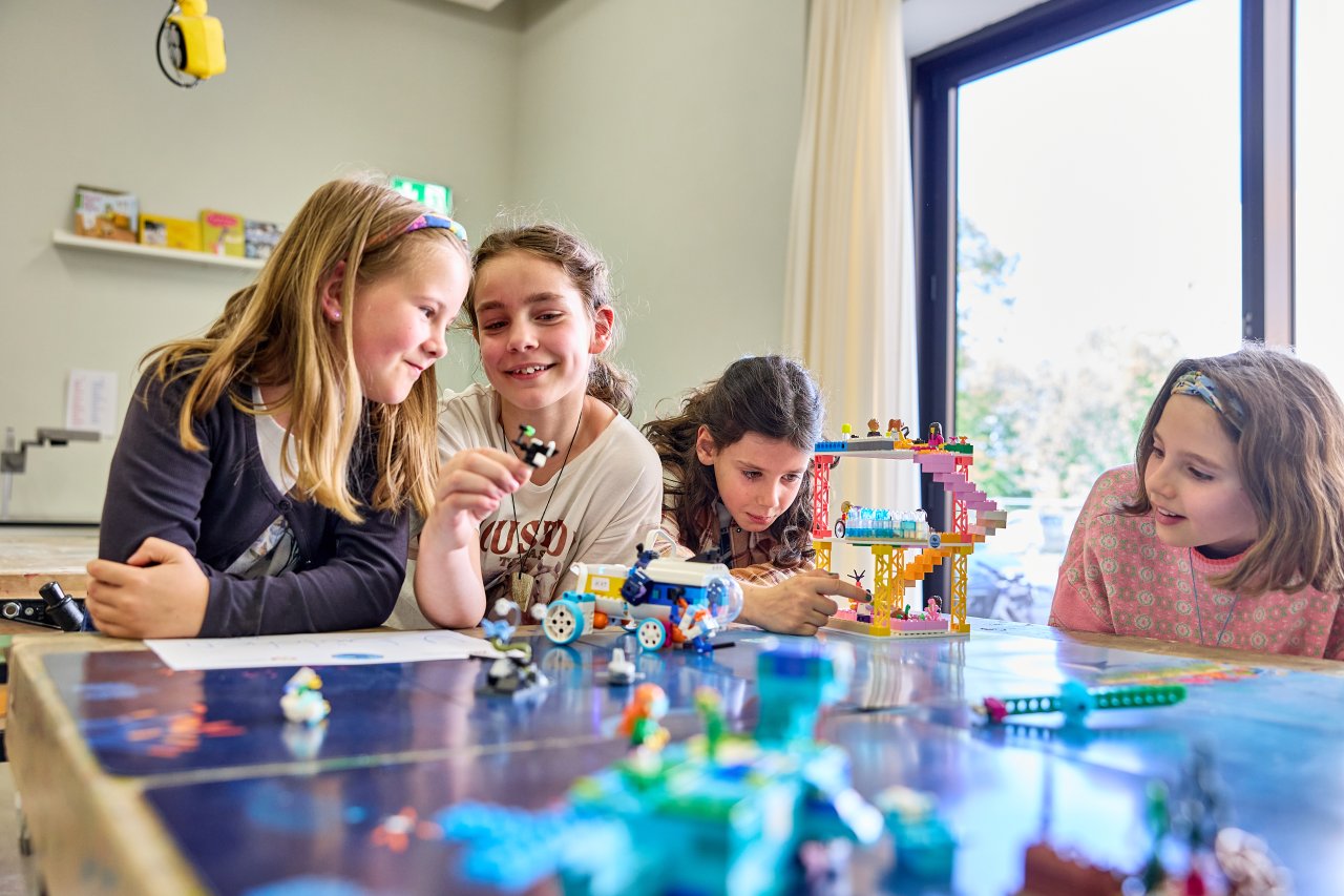 Die Mädchengruppe "Feuerdelfin" bei einer FIRST LEGO League Explore Ausstellung