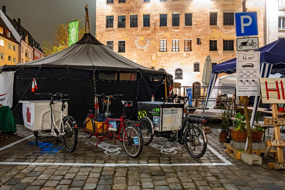 Lastenräder stehen auf einem markierten Lastenradparkplatz.