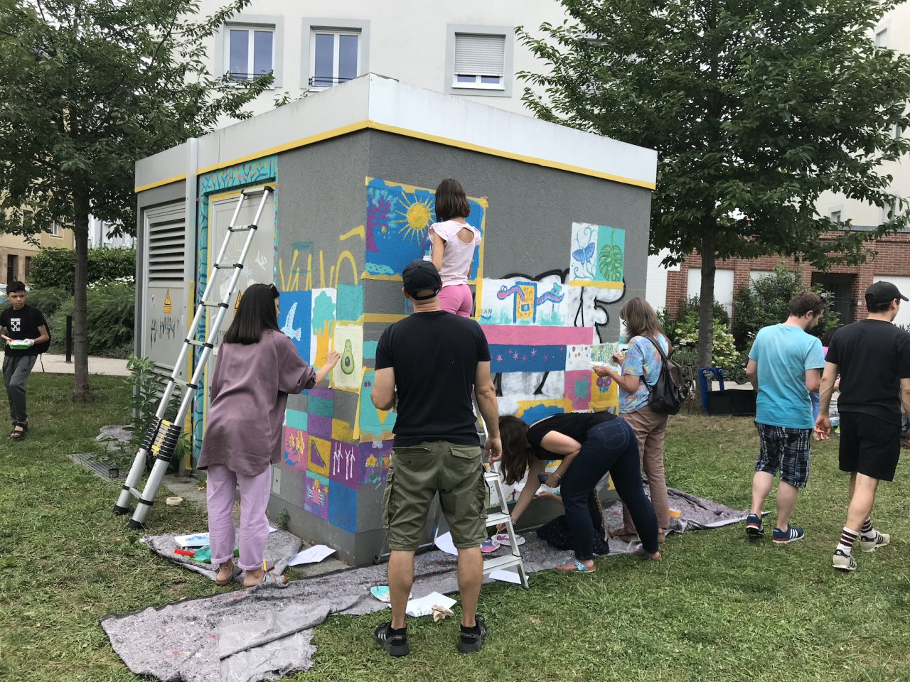 Bürgerinnen und Bürger bemalen eine Trafohaus der N-Ergie.