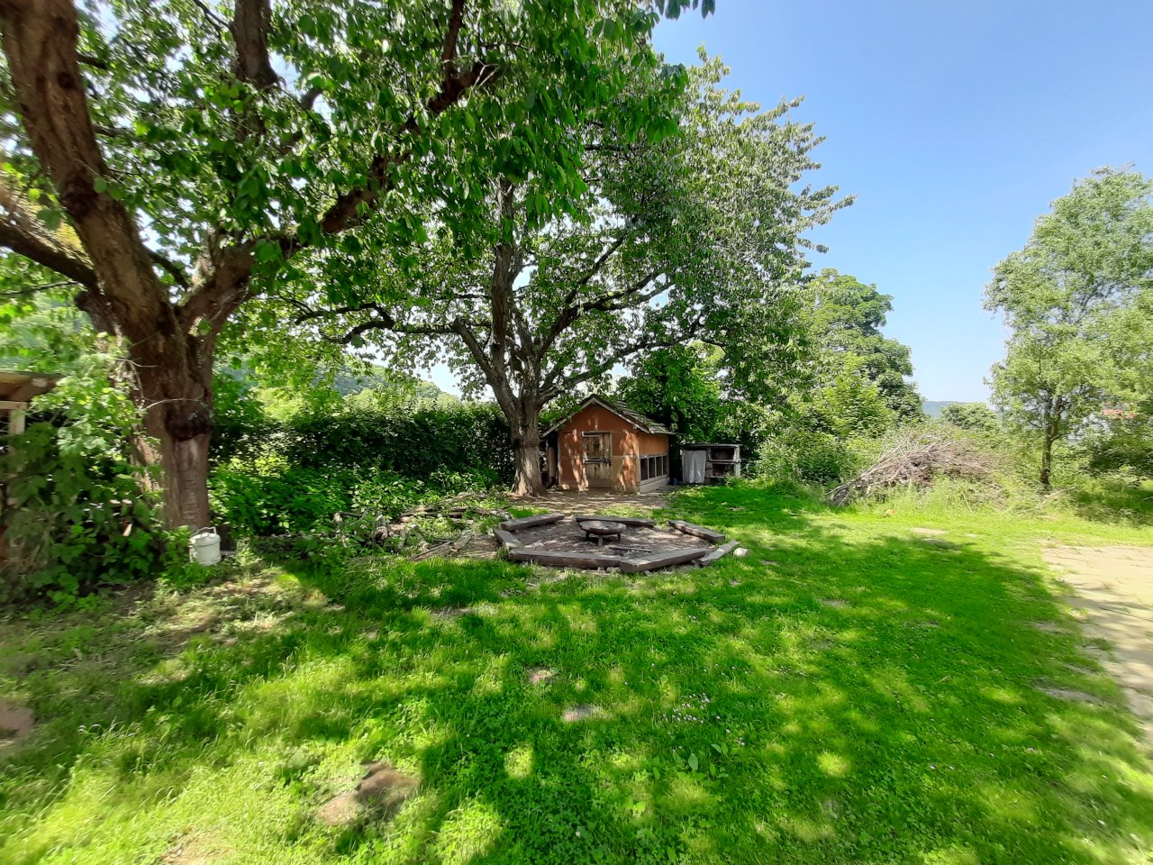 Kaninchenstall und Lagerfeuerstelle