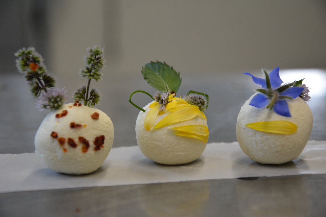 verzierte Frischkäsebällchen