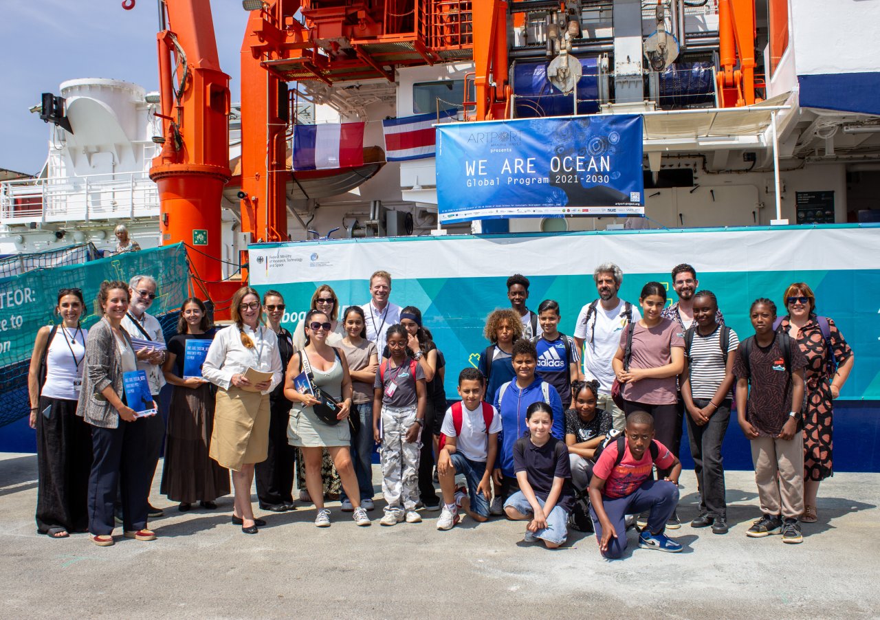 Gruppenfoto WE ARE OCEAN_Nice als Teil der UNOC3 vor der Meteor