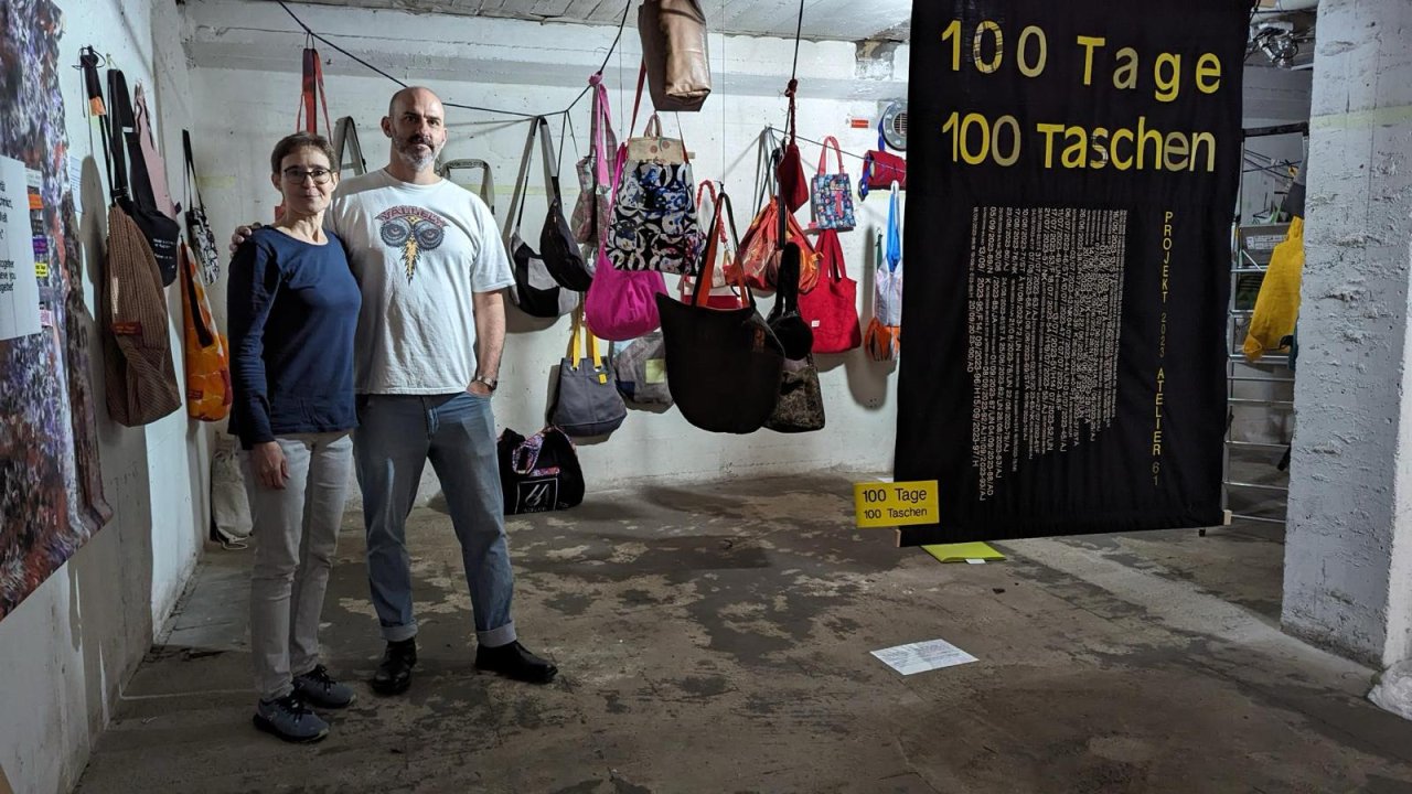 Katrin Haller Leiterin der Modewerstatt (links) und Olivér Szabó (rechts) Organisation und Konzept der Kunstaustellung. Auf dem Bild zu sehen ein Teil der 100 diversen Upcycling Taschen die in der Modewerkstatt der JVA Köln Ossendorf genäht und gestaltet wurden.