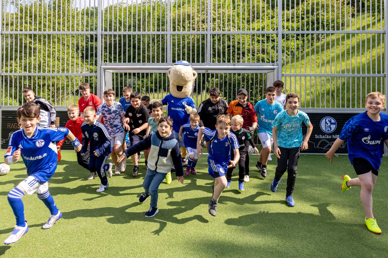 Spielende Kinder auf dem Bolzplatz Hugo