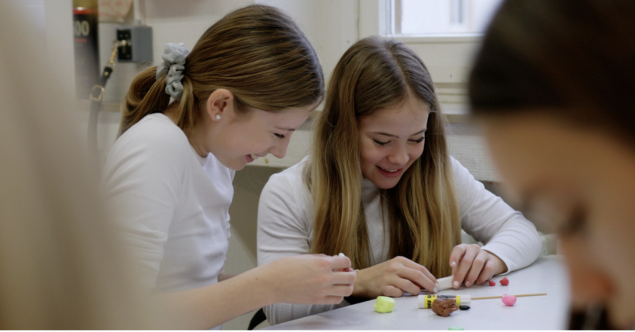 Schülerinnen gestalten kreative Zahnputzperlen