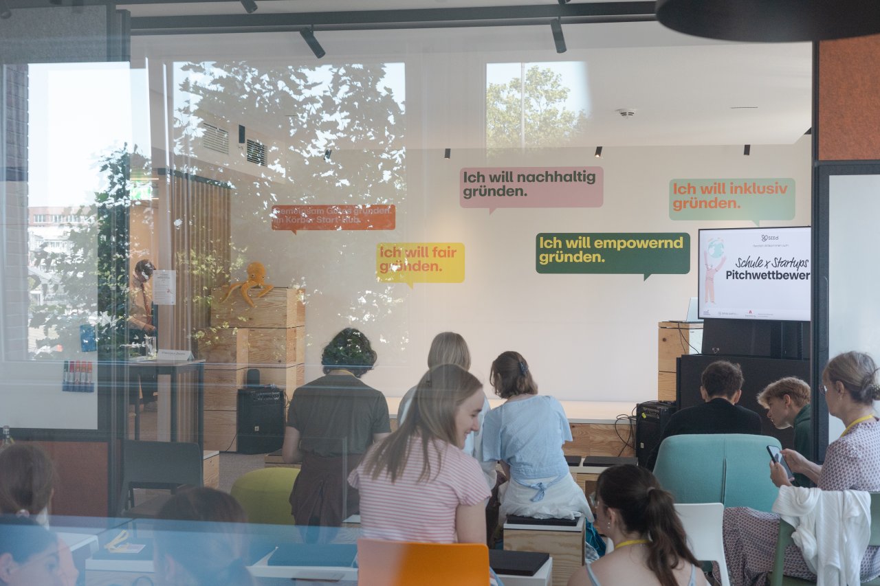 Schüler:innen beim Pitchwettbewerb