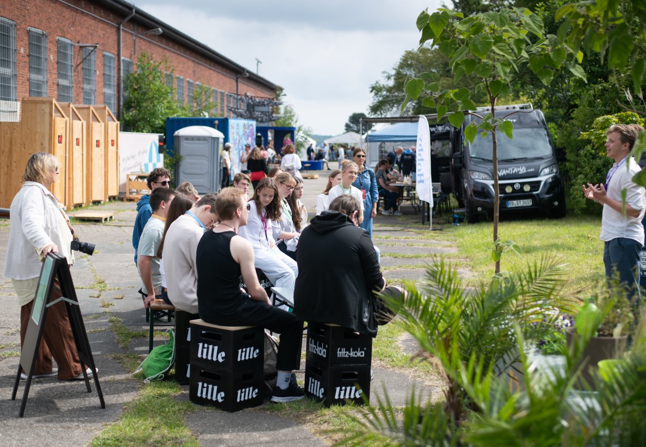 Schüler:innen beim Workshop draußen auf dem Festivalgelände