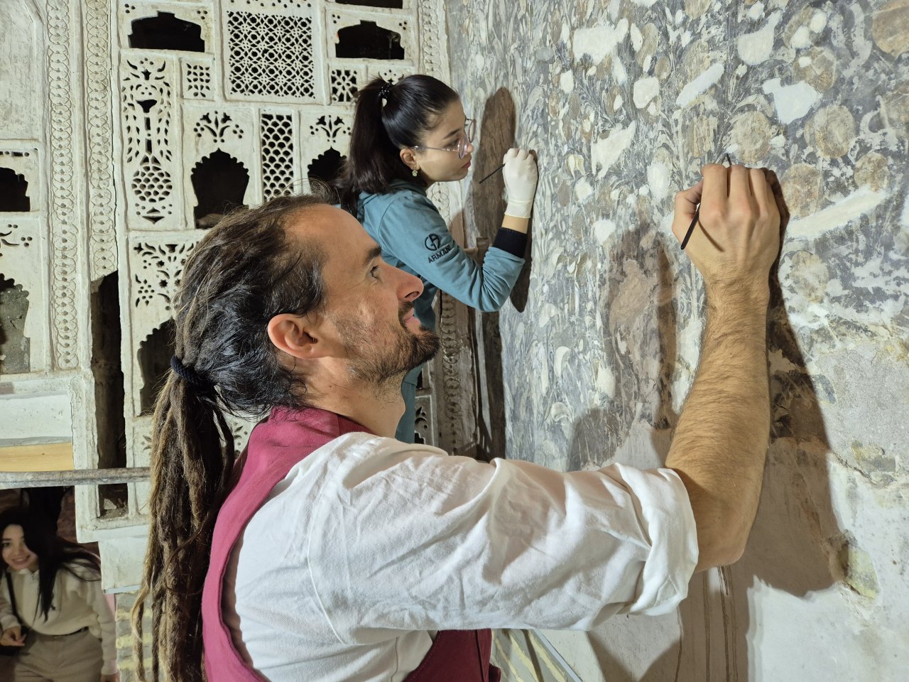 Restaurierung historischer Wandmalerei im Palast Tash Hauli /Chiwa; Seminar Fachwerkzentrum / Fachexperte und Studierende der Urgench State University, behutsame Retusche von Fehlstellen in der Malerei