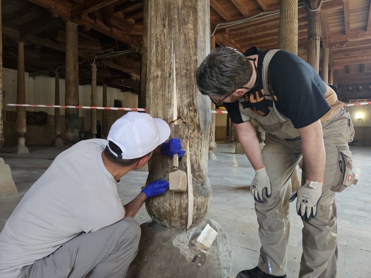 Ressourcenschonende Restaurierung geschädigter historischen Säulen der Juma Masjid / Chiwa; Seminar Fachwerkzentrum mit Tischler und Studierenden der Urgench State University, passgenaue Aussetzung der Risse
