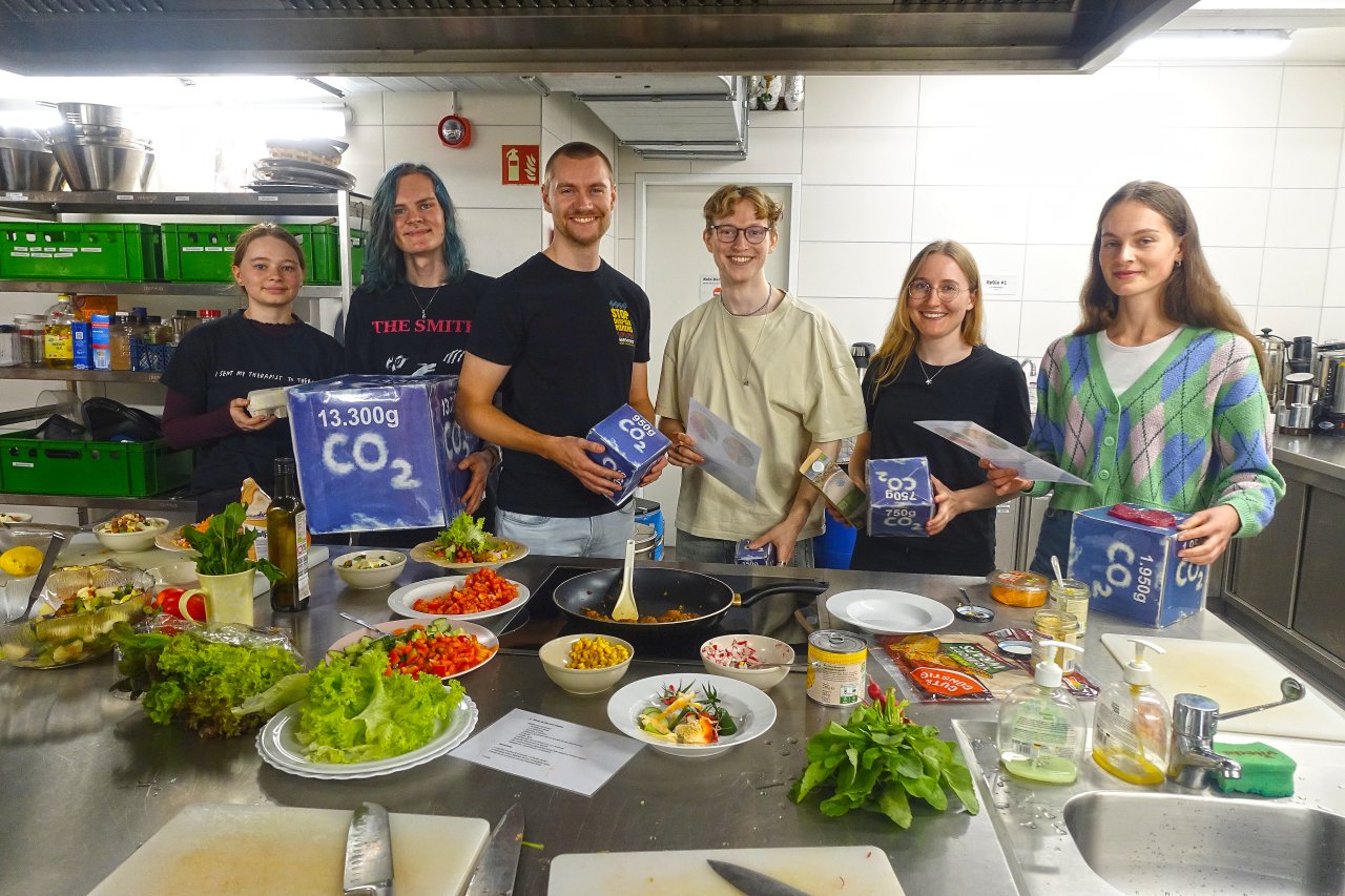 Jugendliche kochen klimafreundlich