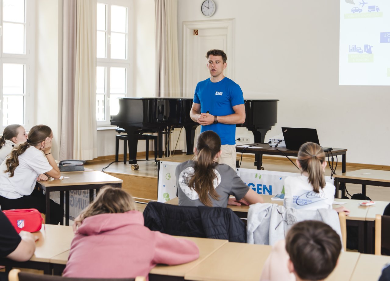 Eine Mitarbeitende Person von Aktion gegen den Hunger hält an einer Schule einen Vortrag.
