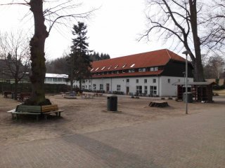 Schulhof und Stadtscheune mit Fachräumen, Aula, Kantine