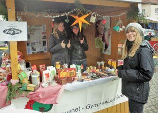 Schüler verkaufen auf Weihnachtsmarkt