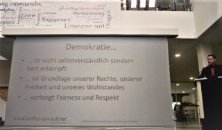 Vortrag über Demokratie in der schulischen Aula