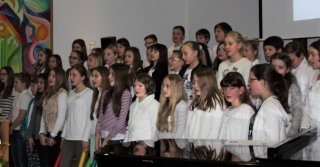 Schülerinnen und Schüler singen im Chor