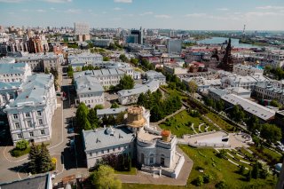 Vogelperspektive auf die Stadt Kasan mit Fokus auf das astronomische Observatorium.