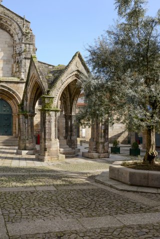 Mauerbögen des historischen Zentrums im romanischen Stil.