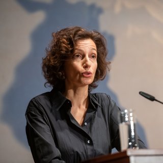 Audrey Azoulay spricht an einem Mikrofon