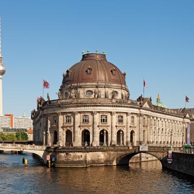 Das Bodemuseum auf der Museumsinsel mit dem Fernsehturm im Hintergrund