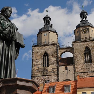 Lutherdenkmal mit Stadtkirche in Wittenberg