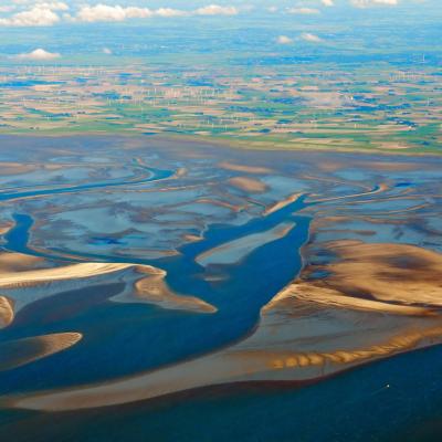 Blick von oben auf das Nordfriesische Wattenmeer