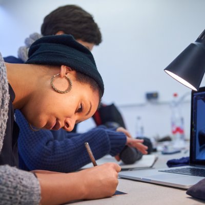 Junge Frau arbeitet an einem Computer