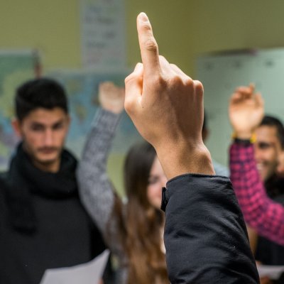 Gruppe von Schülerinnen und Schülern, die sich meldet