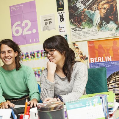 Eine kulturweit-Freiwillige  und ihre Kollegin sitzen vor einem Computer im Goethe-Institut Bogotá.