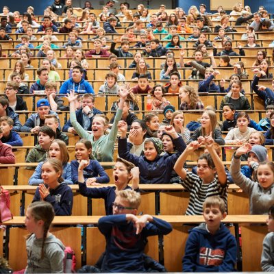 Gruppe von unterschiedlichen Schülerinnen und Schülern