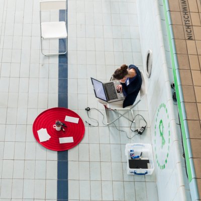 Frau sitzt am Laptop