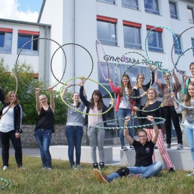 Schüler vor Schulgebäude 