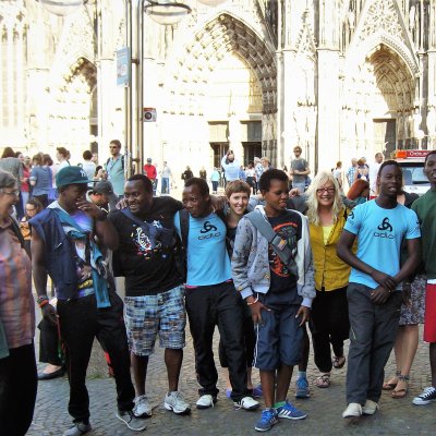 Schüler vor dem Kölner Dom