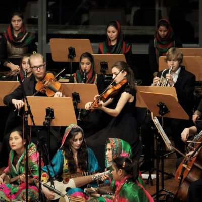 Internationale Schülergruppe im Orchester