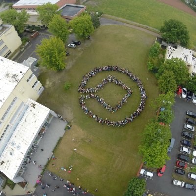 Schulgemeinschaft formiert sich zum Schullogo