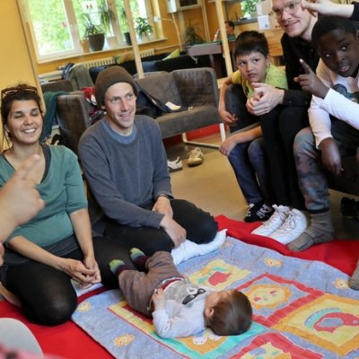 Schüler sitzen um ein Baby