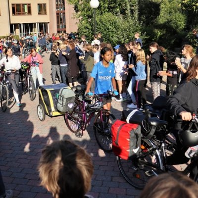 Schülerinnen brechen zu einer Radtour auf