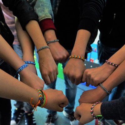 Schüler präsentieren selbstgebastelte Armbänder 