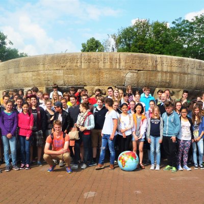 Eine Gruppe Schüler schaut in die Kamera 