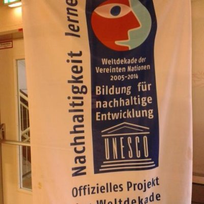 Ein Banner bewirbt die UN-Dekade Nachhaltigkeit 