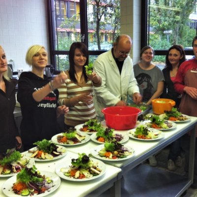 Jugendliche bereiten ein Essen für die Schülerschaft vor