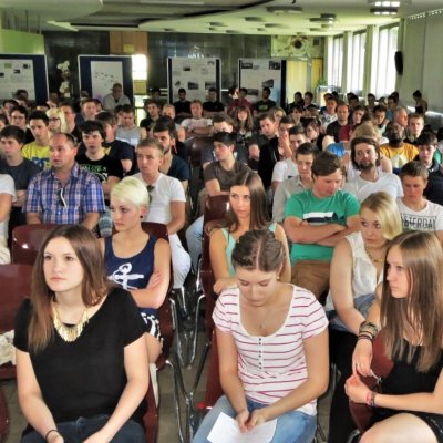 Die Schulgemeinschaft sitzt versammelt in der Aula